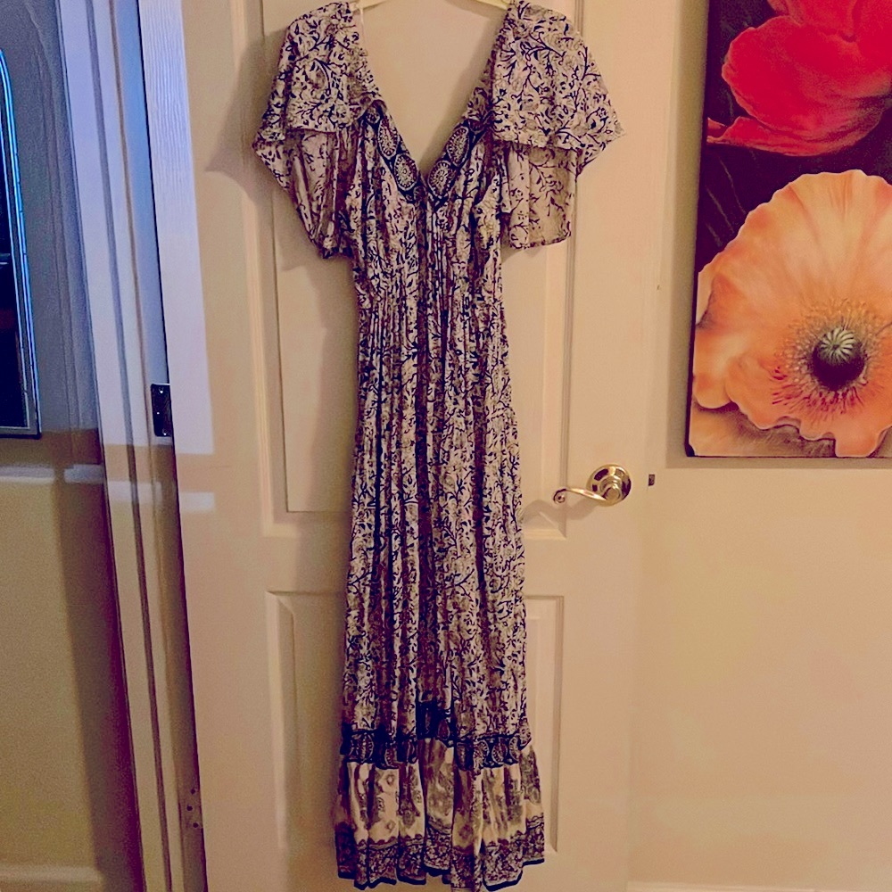 Lovely maxi dress with cute pattern.  Very feminine and flirty. Size medium.